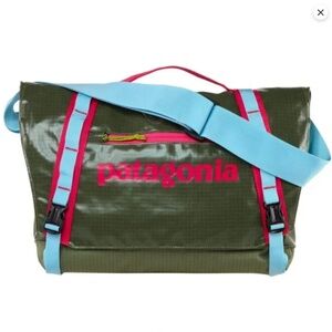 Patagonia Black Hole Mini Messenger 12L Bag Spanish Moss Green / Pink
